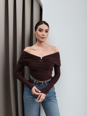 Esra Helvacı Yaka Broşlu Açık Omuz Bluz