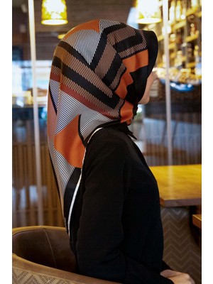 Vissona %100 Twill Ipek Geometrik Desenli Taba - Siyah Renkli 90X90 Eşarp Dikim Şekli : El Dikişi