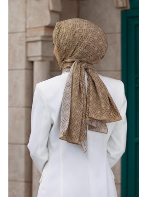 Vissona Lüks Medine Ipeği Geometrik Desenli Bej Renkli 75X195 Kırışmaz Şal Moss Krep Dikiş Tipi Italyan Dikişli