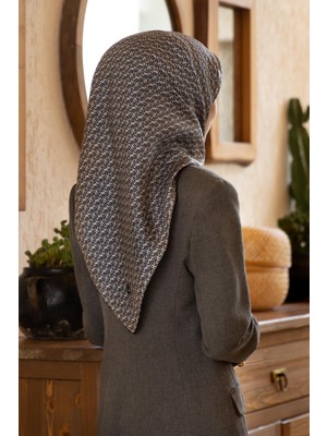 Vissona %100 Twill Ipek Çizgi Desenli Krem - Siyah Renkli 90X90 Eşarp Dikim Şekli : El Dikişi