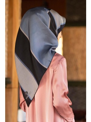 Vissona %100 Twill Ipek Geometrik Desenli Indigo Renkli 90X90 Eşarp Dikim Şekli : El Dikişi