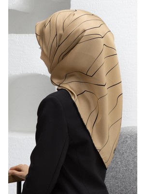 Vissona %100 Twill Ipek Çizgi Desenli Bej - Siyah Renkli 90X90 Eşarp Dikim Şekli : El Dikişi