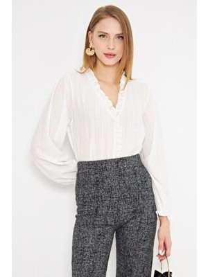 Armonika Kadın Beyaz Yakası ve Önü Fırfır Detaylı Kolları Lastikli Uzun Kollu Bluz ARM-25K001030