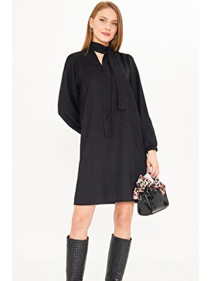 Armonika Kadın Siyah Yakası Bağlamalı Kolları Lastikli Kadife Elbise ARM-25K001087