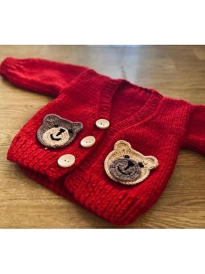 El Örgüsü Ayılı Erkek Bebek Hırkası Kırmızı Akrilik Kumaşla Düz Desenli Uzun Kol