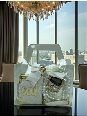 Hac AVM Çanta Görünümlü Kutu Içinde Mini Kuran, Inci Tesbih ve Taşlı Zikirmatik Hediyelik Set