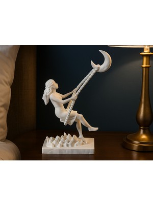 Hasfar Tech Ay'a Salıncak Heykeli – Rüya Gibi Bir Sanat Eseri Dekoratif Biblo