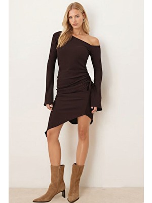 Armonika Kadın Kahve Düşük Omuz Yandan Büzgülü Eteği Asimetrik Vücuda Oturan Elbise ARM-26K001041