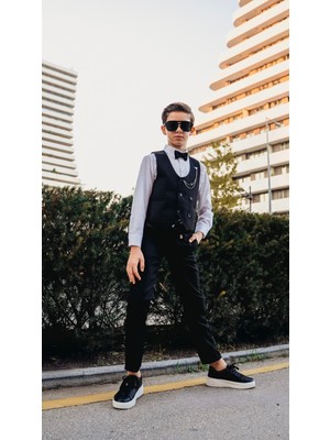 Erkek Çocuk Smokin Takım Elbise – Jogger Pantolonlu Yelekli Papyonlu Gömlekli Zincirli 5’li Set