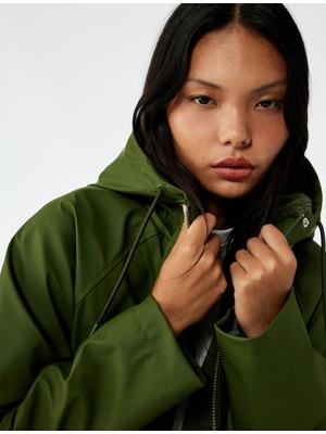 Koton Deri Görünümlü Içi Suni Kürklü Fermuarlı Cepli Su Geçirmez Kapüşonlu Mont