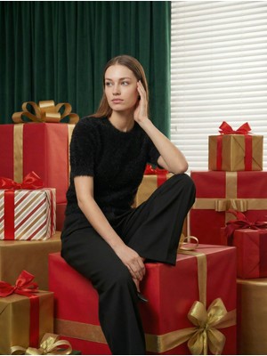 Siyah Parlak Tüylü Dokulu Kısa Kollu Kazak