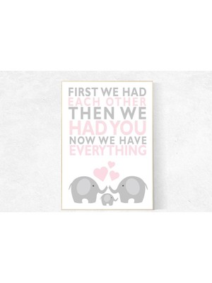 Ninastore Fil Ailesi Kreş Sanat Baskısı: Pembe ve Gri Dekor