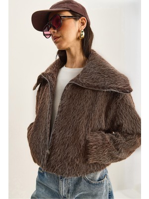Shade Kadın Geniş Yakalı Cep Detaylı Astarlı Şardonlu Kaşe Crop Kaban