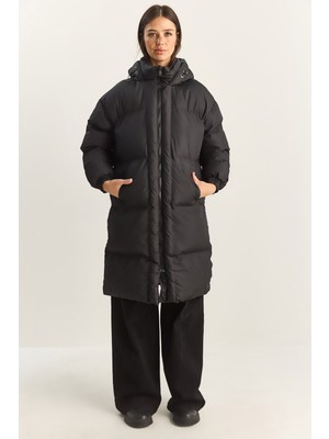 Shade Kadın Cep Detaylı Astarlı Kapüşonlu Uzun Puffer Mont