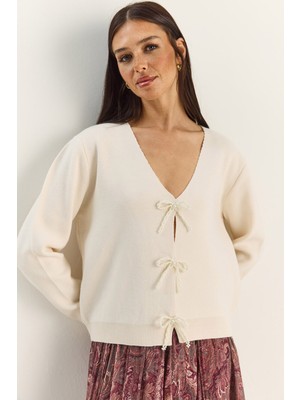 Shade Kadın Incili Fiyonk Aksesuarlı V Yaka Triko Hırka