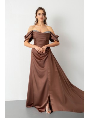 Lafaba Kadın Kahverengi Kayık Yaka Yırtmaçlı Uzun Saten Abiye Elbise