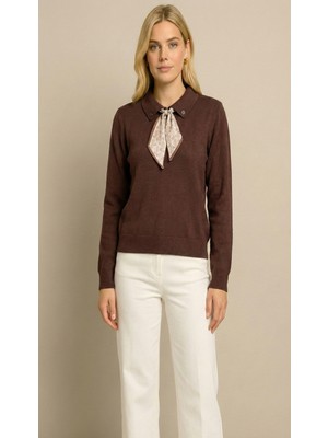 Sibel Günay Butik Kadın Fular Detaylı Polo Yaka Likralı Kahve Triko Kazak | Standart Beden