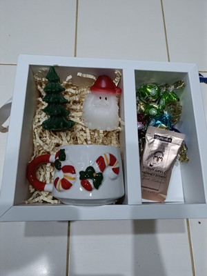 Renkli Düşler Atölyesi Beyaz Şık Kutuda Yılbaşı Hediye Seti /fincan Mum Çikolata Kahve/kurdeleli Taşıma Kutulu