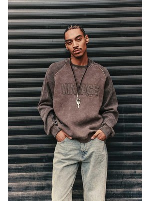 Abluka Online Erkek Oversize Yıkamalı Vintage Nakış Detaylı Sweatshirt Kahverengi