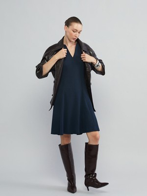 LC Waikiki Classic Lacivert V Yaka Belden Oturtmalı Elbise