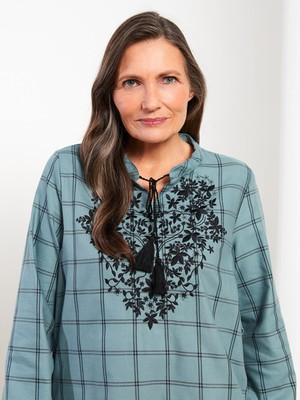 Lc Waikiki Yeni Sezon Bağlamalı Yaka Nakışlı Uzun Kollu Kadın Tunik