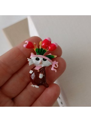 Lente Aksesuar Lale Taçlı Sevimli Kırmızı Montlu Kedi Broş-Bahçıvan Kedi Yaka Iğnesi