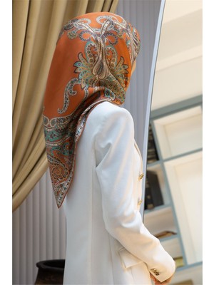 Vissona %100 Twill Ipek Şal Desenli Taba Renkli 90X90 Eşarp Dikim Şekli : El Dikişi
