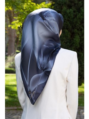 Vissona %100 Twill Ipek Çiçek Desenli Indigo Renkli 90X90 Eşarp Dikim Şekli : El Dikişi