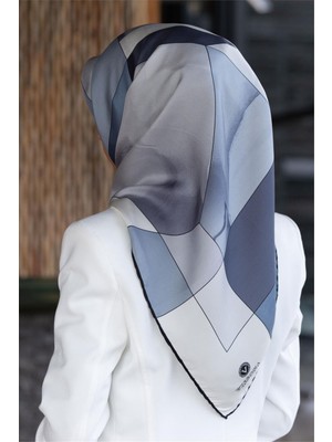 Vissona %100 Twill Ipek Geometrik Desenli Indigo - Gri Renkli 90X90 Eşarp Dikim Şekli : El Dikişi