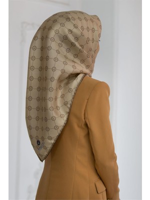 Vissona %100 Twill Ipek Monogram Desenli Bej Renkli 90X90 Eşarp Dikim Şekli : El Dikişi