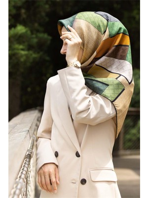 Vissona %100 Twill Ipek Kazayaklı ve Geometrik Desenli Bej - Zümrüt Yeşili Renkli 90X90 Eşarp Dikim Şekli : El Dikişi