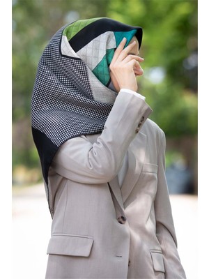 Vissona %100 Twill Ipek Kazayaklı ve Geometrik Desenli Fıstık Yeşili - Krem Renkli 90X90 Eşarp Dikim Şekli : El Dikişi