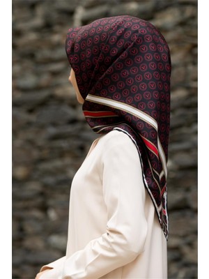 Vissona %100 Twill Ipek Monogram Desenli Siyah - Bordo Renkli 90X90 Eşarp Dikim Şekli : El Dikişi