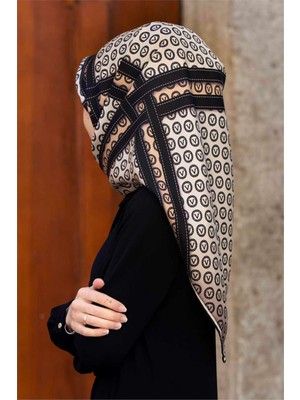 Vissona %100 Twill Ipek Monogram ve Şerit Desenli Krem - Siyah Renkli 90X90 Eşarp Dikim Şekli : El Dikişi