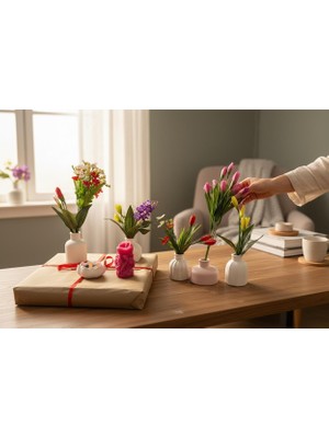 Renkli Yılbaşı Özel Mini Vazo & Yılbaşına Özel Çiçek Aranjman Setili  5’li Dekoratif Vazo , Yapay Çiçekler , Dekoratif Mum 2 Adet (Hediye Paketi)