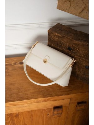 Rivina Krem Kadın Kapaklı El ve Omuz Çantası – Gold Detaylı, Şık Model