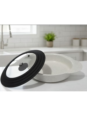 3'ü 1 Arada Kademeli Silikon Cam Kapak – 18, 20 ve 22 cm Tencerelere Uyumlu Çok Amaçlı Tasarım (Siyah & Gri Seçenekli)