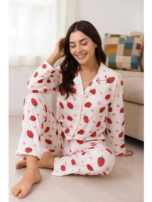 Tenra Kadın Pijama Takımı Boydan Düğmeli Raporlu Kumaş Milan Çilek Desenli