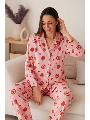 Tenra Kadın Pijama Takımı Boydan Düğmeli Raporlu Kumaş Milan Çilek Desenli
