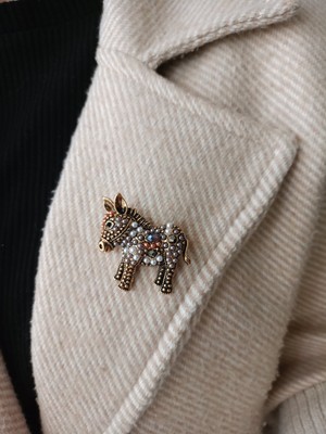 Lente Aksesuar Zirkon Taş ve Inci Detaylı Şık Mini Sıpa Broş-Gold Rengi Sıpa Yaka Iğnesi