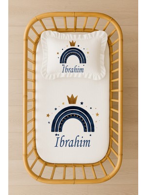 Moda Lime Isimli Bebek Nevresim Takımı 70X120 – Lacivert Gökkuşağı ve Taç Tasarım Fırfırlı Dolgulu Yastıklı