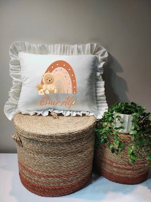 Moda Lime Isme Özel Kahverengi Gökkuşağı ve Ayıcık Desenli Fırfırlı Bebek Yastığı - Içi Dolgulu 30X40 cm
