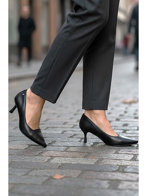 Gökhan Talay Zelia Esnek Yumuşak Kaymaz Taban (4 Cm) Siyah Cilt Kadın Topuklu Ayakkabı