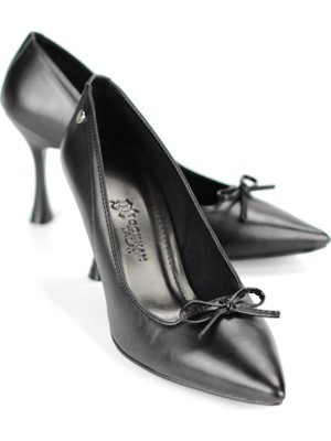 Gökhan Talay Mila Esnek Yumuşak Kaymaz Taban (8 Cm) Siyah Cilt Ince Bıyık Fiyonk Kadın Topuklu Ayakkabı