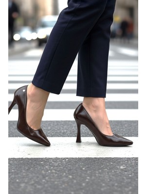 Gökhan Talay Odette Esnek Yumuşak Kaymaz Taban (10 Cm) Kahverengi Rugan Kadın Topuklu Ayakkabı