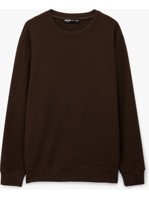 Koton Regular Fit Uzun Kollu Dokulu Basic Bisiklet Yaka Sweatshirt