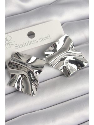 Novytech Pirinç Gümüş Renk Işlemeli Kare Plaka Kadın Küpe - Lisinya