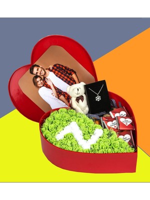 Özbience Sevgiliye Özel Baş Harfli Çiçek Çikolata Buketi ve Anahtarlık Seti