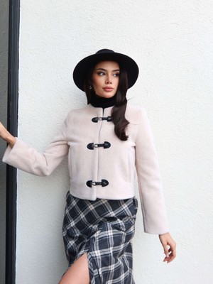 Esra Helvacı Deri Toka Detay Yün Dokulu Kısa Kaban