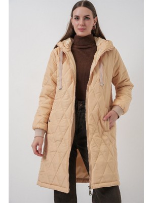 5138 Kapitone Uzun Şişme Mont - Bej